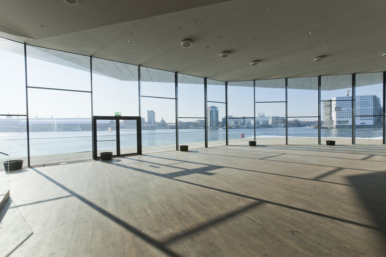 Výhled z EYE film na řeku IJ