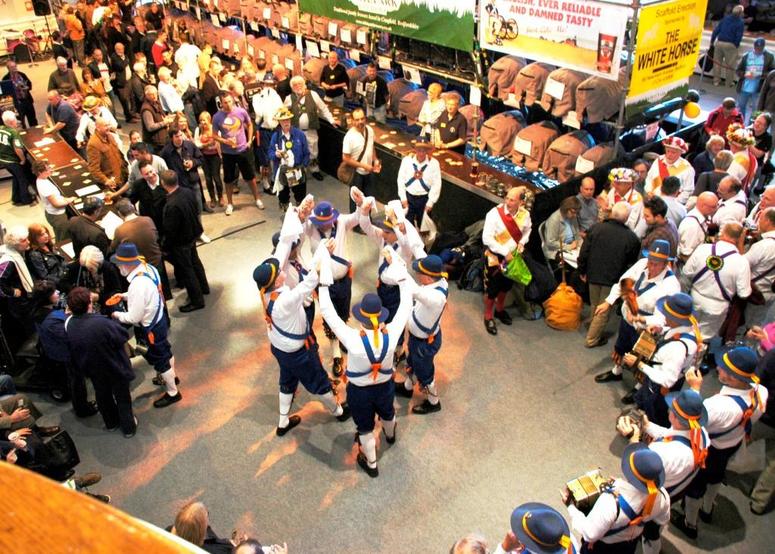Bedford Morris Men tancující na Bedford Beer Festivalu
