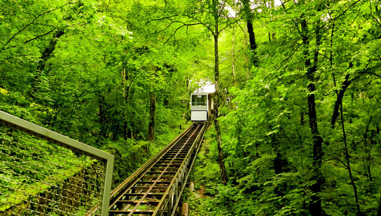 Lanová dráha na konci jeskyně