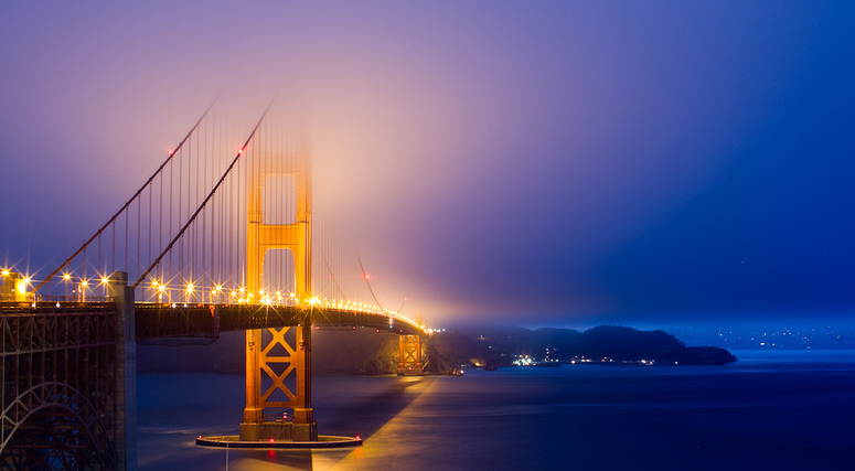 Golden Gate Bridge v mlze