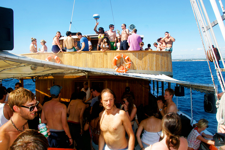Párty na lodi na festivalu Stop Making Sense