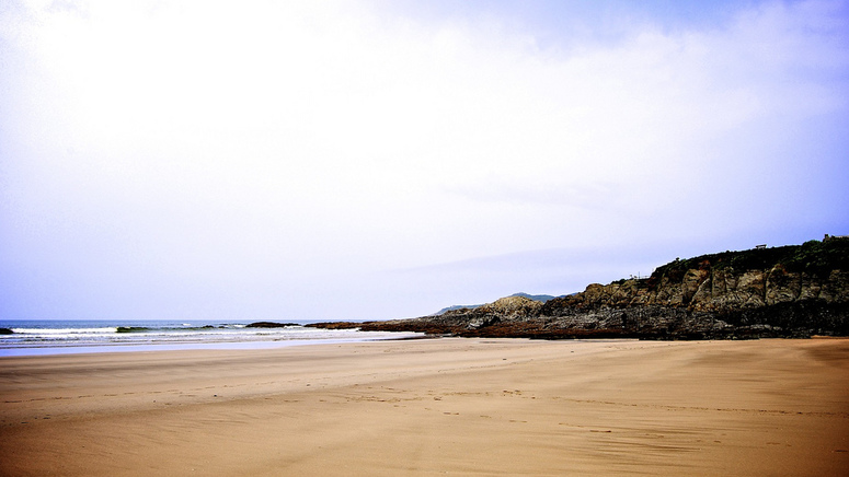 Pohled přes část Woolacombe pláže, North Devon