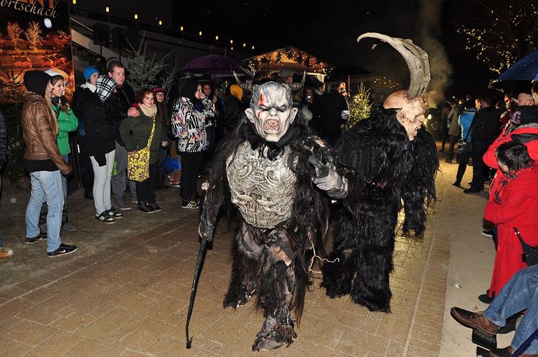 Krampus průvod na Johannes-Brahms-Promenade, obec Poertschach u jezera Woerth