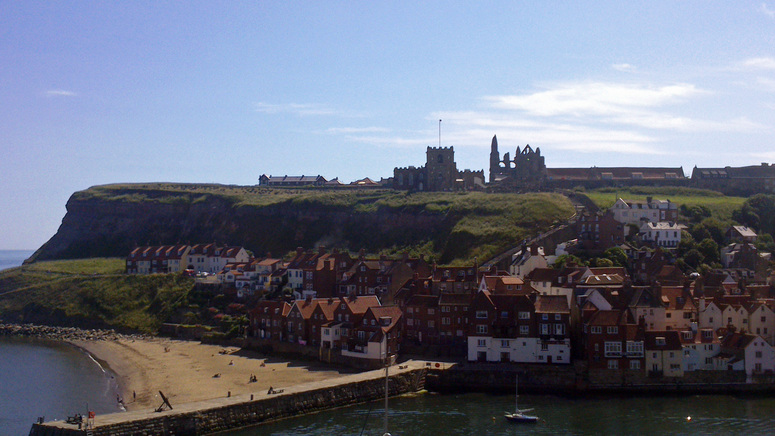 Výhled na zřízeninu opatství Whitby Abbey ve Whitby