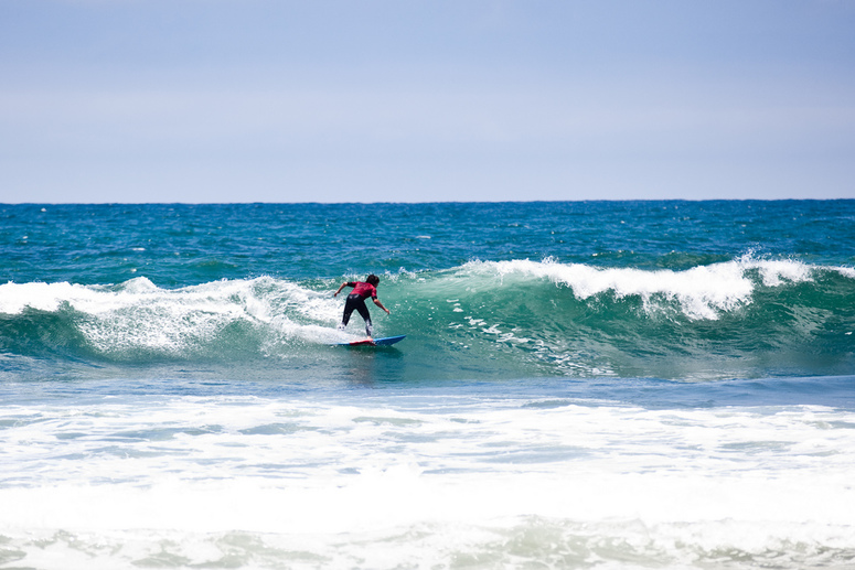 Sjíždění vlny v Kalifornském Encinitas