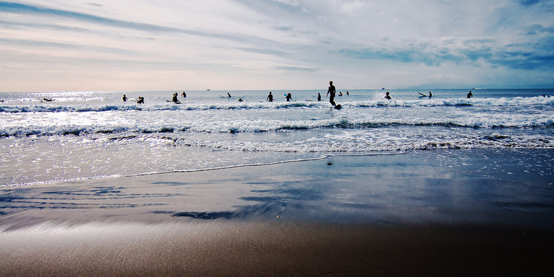 Ranní surfování ve městě Shonan