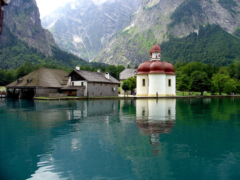 Jezero Königsee s kostelem sv. Bartoloměje