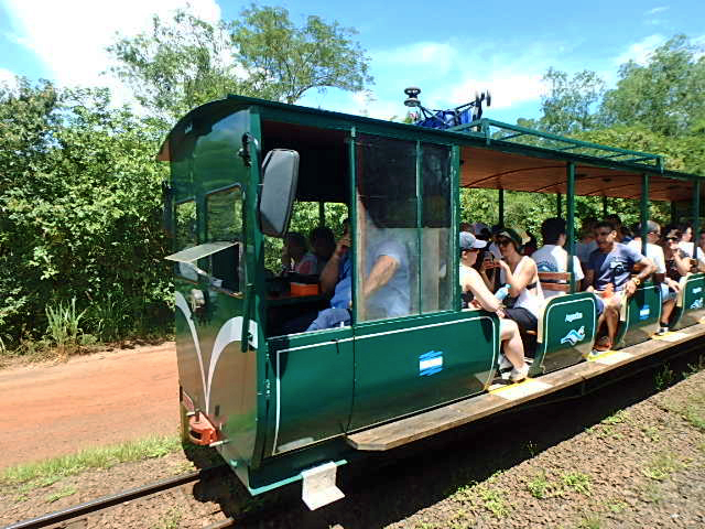 Cestu k Dáblovu chřtánu si můžete zkrátit a zpříjemnit jízdou vláčkem v rámci vašeho vstupného do parku.