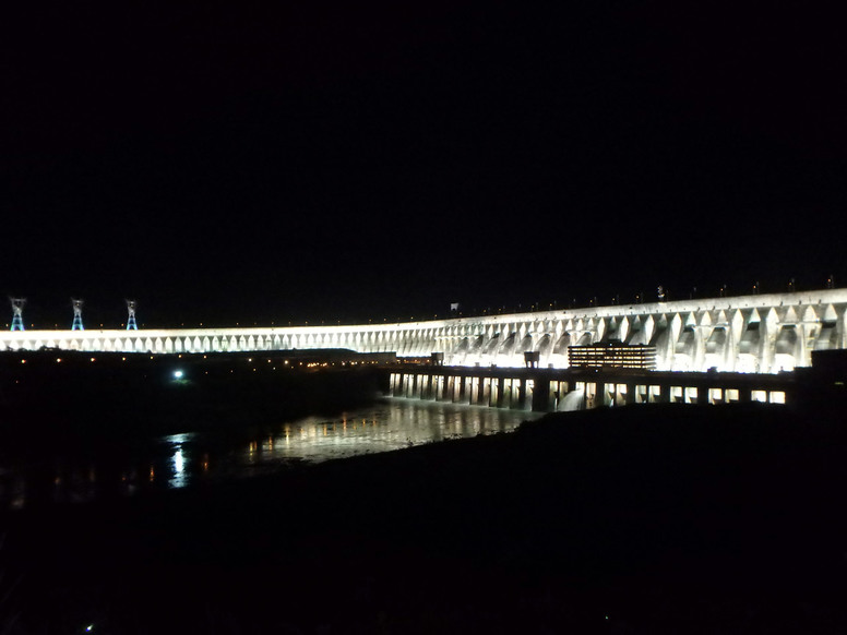 Večerní prohlídka a barevné osvětlení druhé největší vodní elektrárny na světě Itaipú.