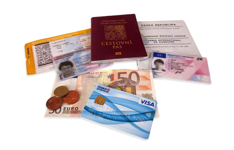 Cestovní nezbytnosti: doklady a pěněžní prosředky